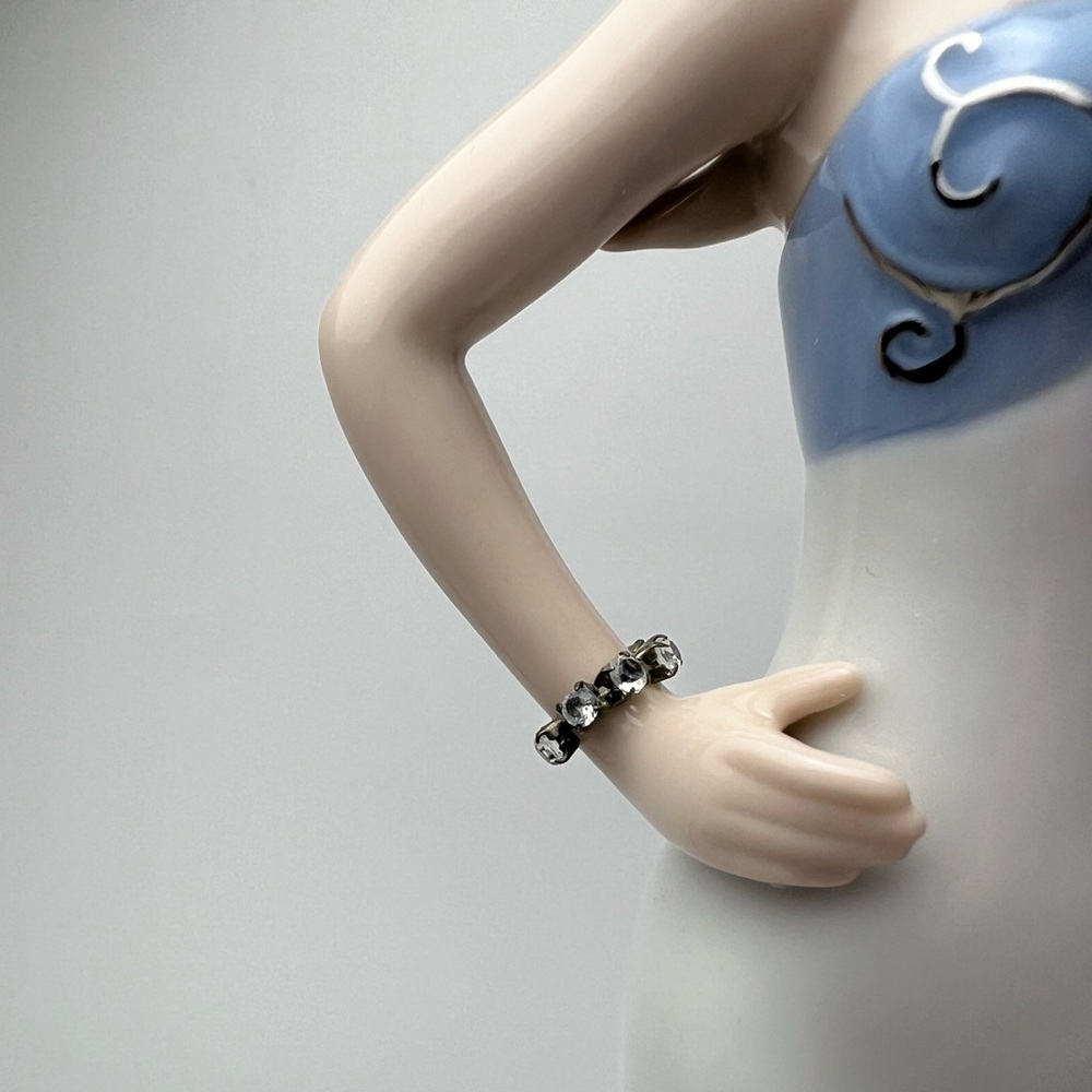 Cosmos Porcelain Elegant Doll - Picture 5 of 17